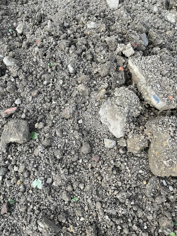 Aarde met stenen zeven en recycleren