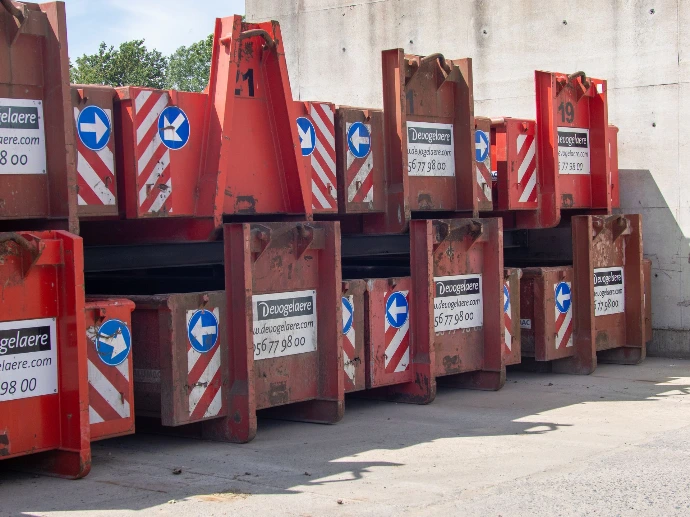 Grote vooraad afvalcontainers 